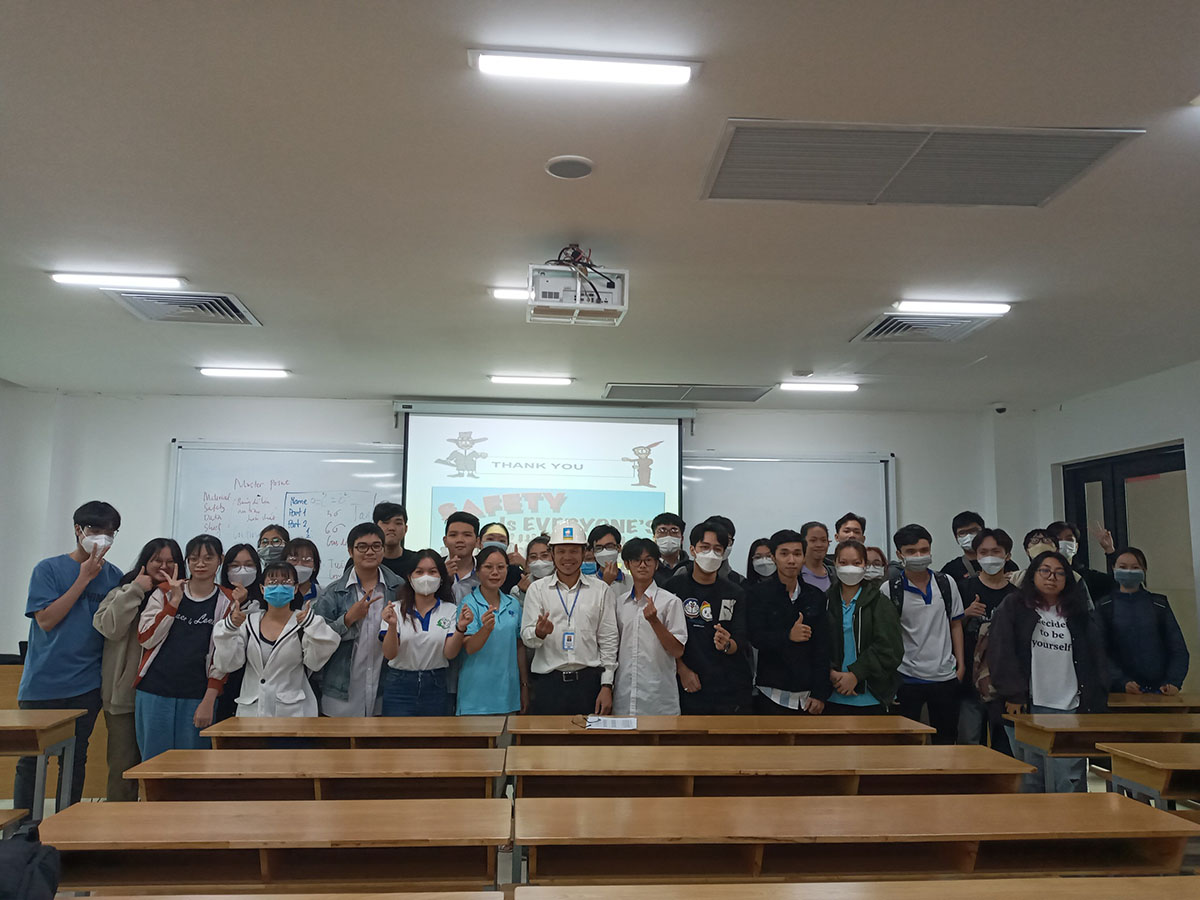 TS. Huỳnh Văn Tiến Training ATLĐ cho sinh viên Khoa CNHH_Hufi