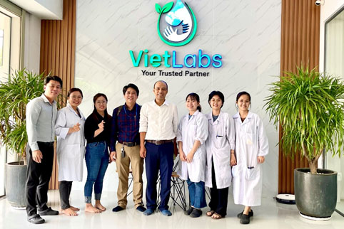 KHOA CÔNG NGHỆ HÓA HỌC THAM QUAN VÀ LÀM VIỆC VỚI CÔNG TY VIETLABS